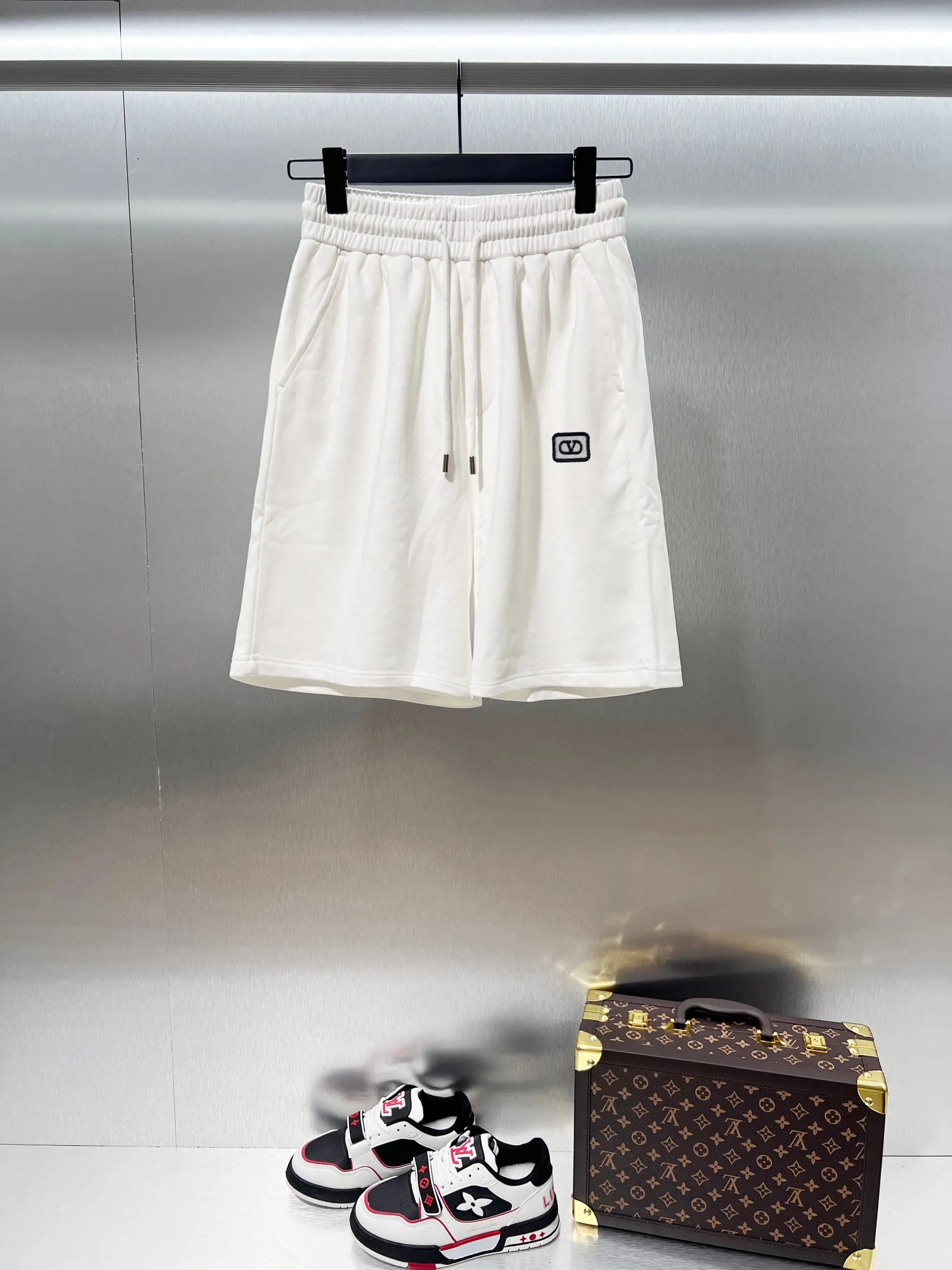 Valentino*Valentino Classic trouser legs with exquisite embroidery of letter Logo🔥drawstring casual shorts✅Boutique top quality craftsmanship‼ Complete three standards ●Customized terry cotton ●Weight 380 ●Embroidery technology ●Customized 1:1 trademark ●Elastic + drawstring adjustable waistband ●Normal version ●Size: S M L XL